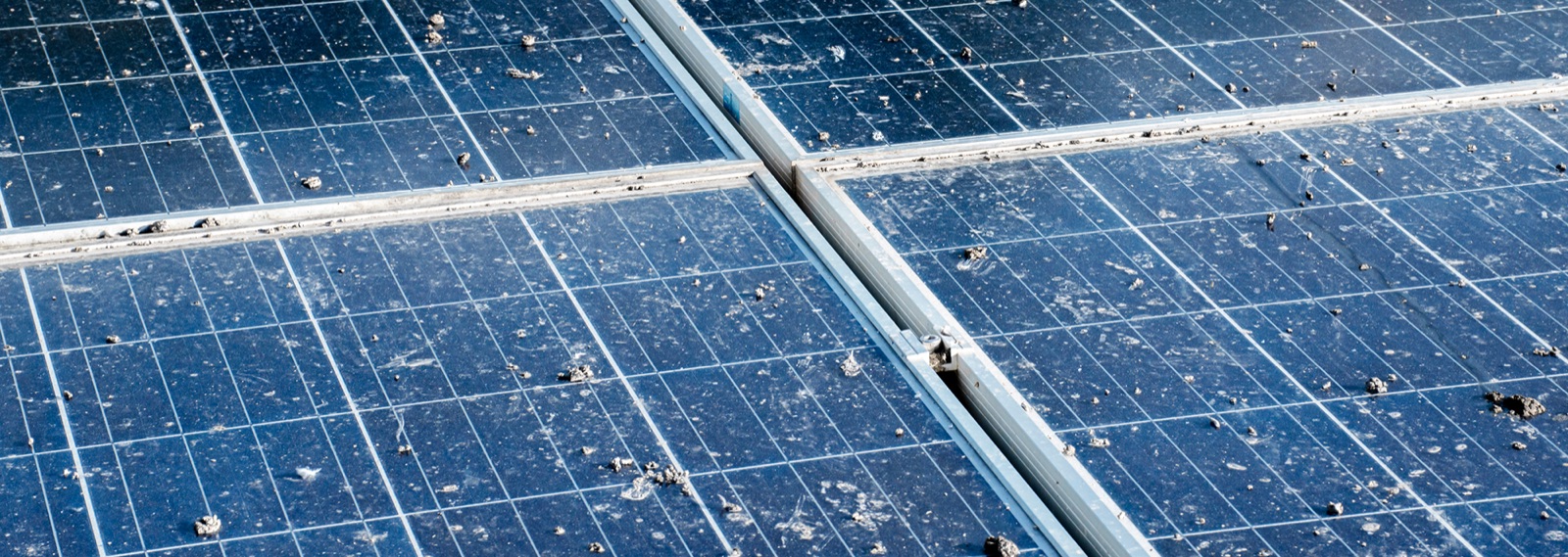 Painel solar sujo antes da limpeza — perda de até 25% de eficiência